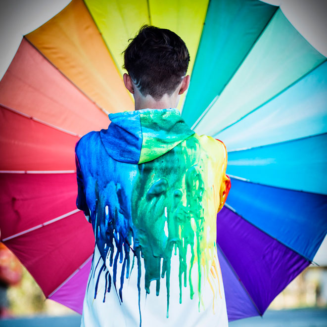 Algemene foto met regenboog gekleurde paraplu