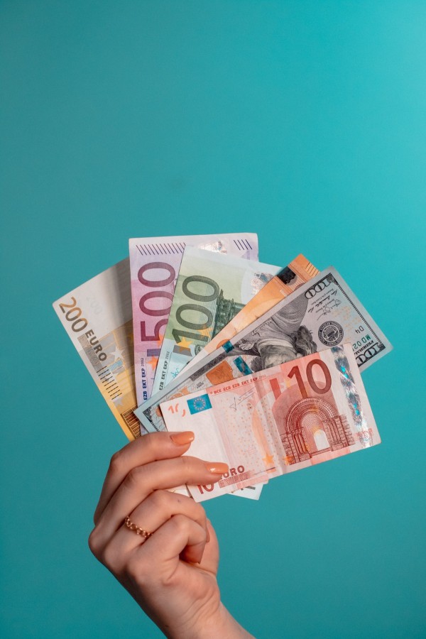 Foto van een hand met briefgeld.