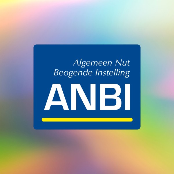 ANBI logo op een regenboog gekleurde achtergrond.