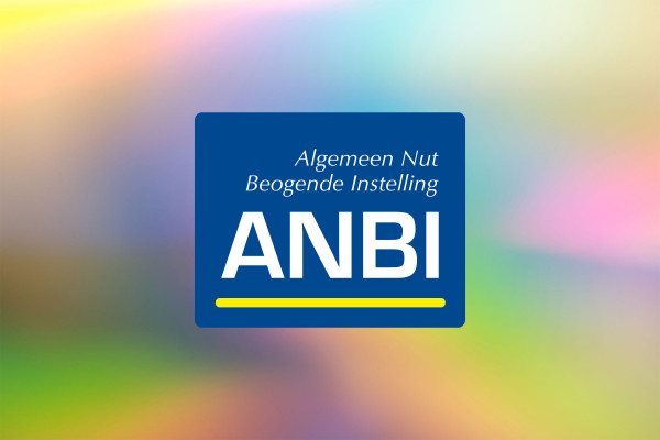 ANBI logo op een regenboog gekleurde achtergrond.